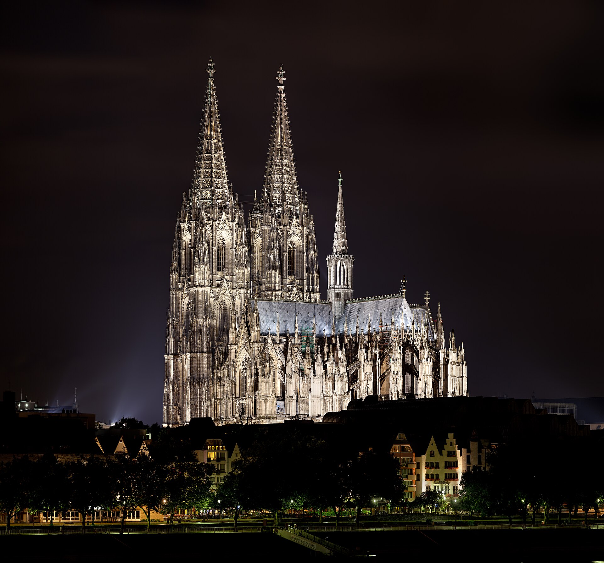 Kölner Dom und Rheinbrücke bei Nacht